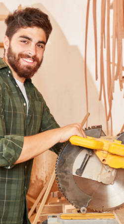Artisan soulagé qui a plus de temps pour son travail